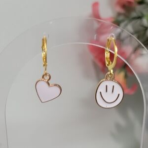 18kgp MINNI HUGGIE HOOPS MISMATCHED SMILE & HEART WHITE & GOLD EARRINGS.